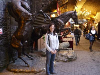Camden Market. Die Laeden sind in den ehemaligen Pferdestellen. Ein riesiger Irrgarten mit tausend kleinen Laeden.