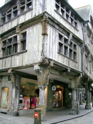 Sch&ouml;nes, altes, schiefes Haus.