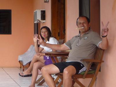 stella und manu beim zaehneputzen