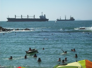 Schiffe vor der Bucht