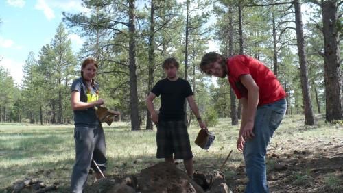Moe, Evan und ich beim Feuermachen