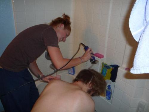 Moe und Evan beim Haare schneiden.