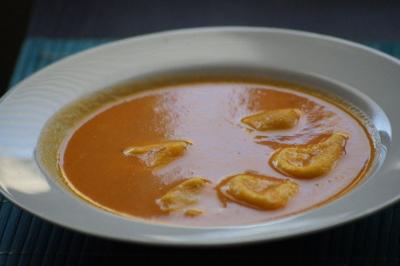 Karottensuppe mit Tortellini