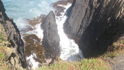 Die riesigen Felsen ragen aus dem Wasser Die riesigen Felsen ragen aus dem Wasser