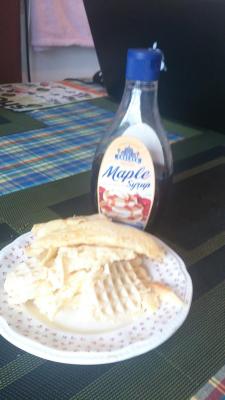 Abgebrochene Stuecke zum Fruehstueck mit Sirup yumm Abgebrochene Stuecke zum Fruehstueck mit Sirup yumm
