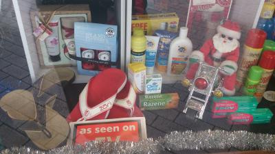 Badelatschen neben Weihnachtsmann Badelatschen neben Weihnachtsmann