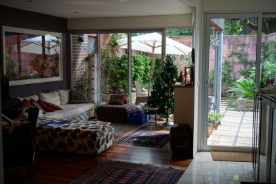 Haus mit Weihnachtsbaum