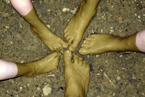 Bild unserer Füße im Barfußpark Egestorf