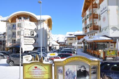 Europas höchstgelegene Shoppingmeile. In über 50 Shops werden Top-Markenprodukte zu günstigen Preisen angeboten. Europas höchstgelegene Shoppingmeile. In über 50 Shops werden Top-Markenprodukte zu günstigen Preisen angeboten.