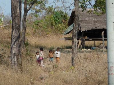 freundliche Kinder am Strasenrand