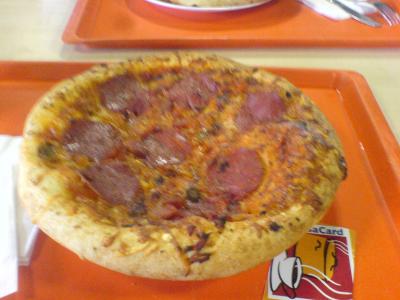 Die Mensapizza. Is die Dr. Oetker Ofenfrische Speziale vermut ich mal. (Vom Laster gefallen?)