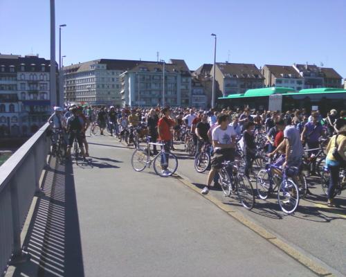 Für einmal legen die Velos den Verkehr auf der Johanniterbruecke lahm!