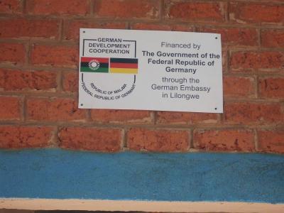 Frisch angebrachtes Schild der Deutschen Botschaft