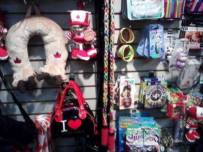 Wenn ihr genau hinguckt, k&ouml;nnt ihr vielleicht erkennen, dass das Springseil ganz aus Gummib&auml;ndern besteht, die in einander geflochten wurden.