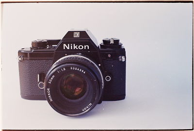Model: Nikon EM + AiS 50/1,8 ; Aufnahme: Revue Auto Reflex + Hexanon 40/1,8 AR