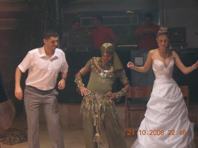 Brautpaar + merkwuerdiger Taenzer
