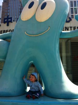 Hannah und das Expo-Maskottchen