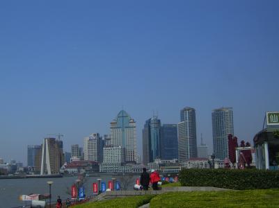 Shanghai (Puxi) von der Pudong-Seite aus betrachtet