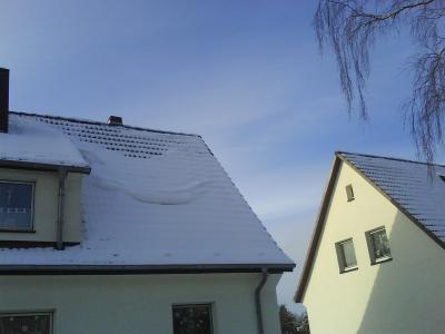 gefährliche Schneemassen auf ungesicherten Dächern bei uns zu Hause