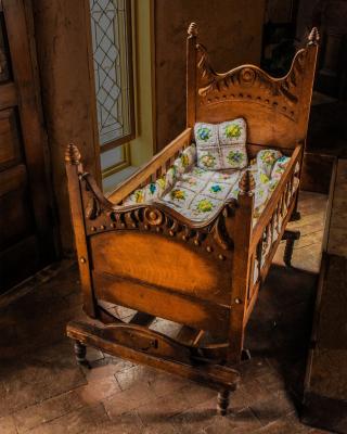 https://pixabay.com/photos/baby-cradle-antique-baby-cradle-1844146/