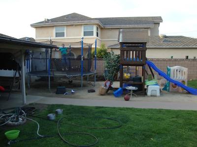 ... mit Kinderspielplatz ...