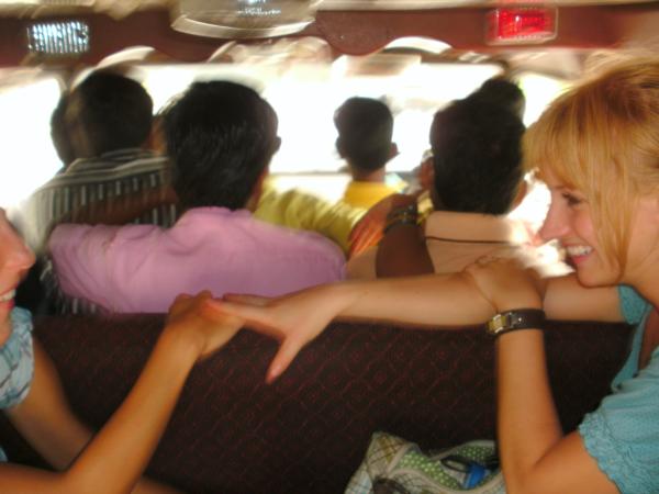 Indischer share Jeep, gedacht fuer 9 leute wir waren 25 da drin und minimum 5 direkt vorne neben dem Fahrer Unglaublich :)