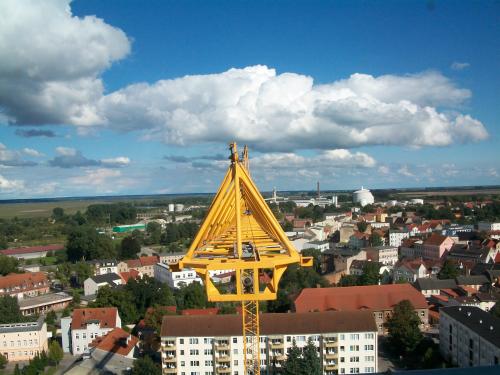 Blick von der Nikolaikirche auf einen Baukran