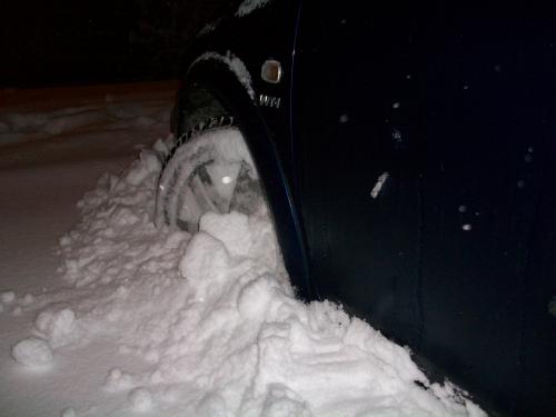 das Auto im Schnee