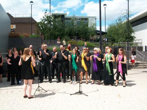 Der halbe Oxford Gospel Choir in Didcot