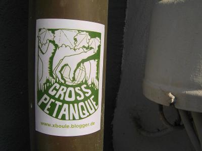 Beim Anbringen von S. Simons h&uuml;bschen Motiv sollte auf Faltenfreiheit und passende Untergr&uuml;nde geachtet werden.