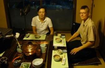 yasuko-san und jana-san beimtraditionellen japanischen shabu-shabu (so eine art fondue) am ankunftsabend